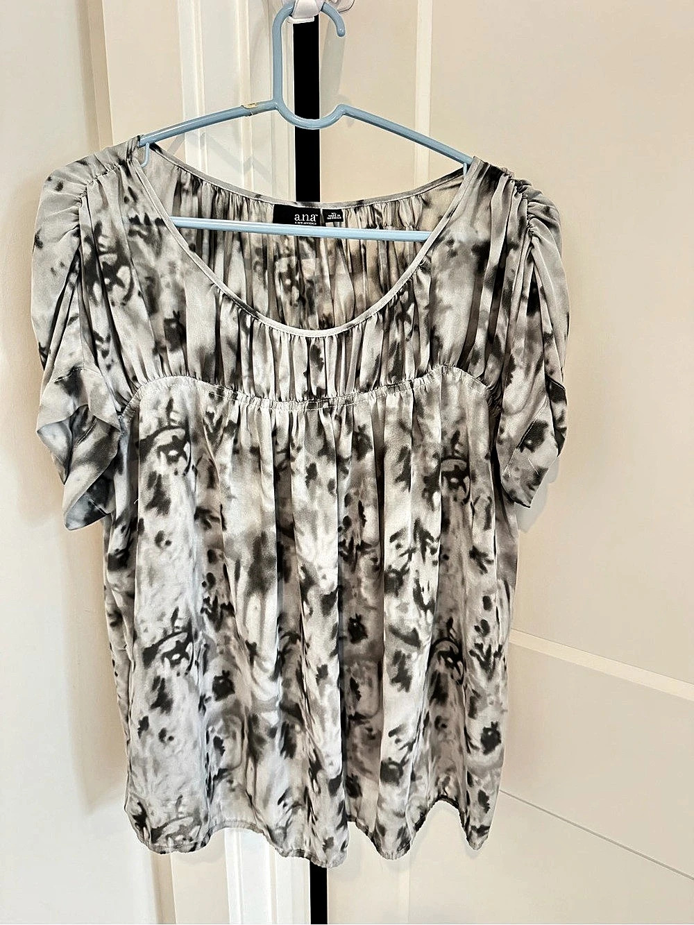 a.n.a Abstract Short Sleeve Blouse in Gray & White XL